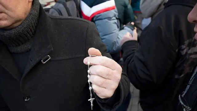 Protestująca trzyma różaniec podczas demonstracji. Nacjonalistyczni i antyaborcyjni działacze związani z Młodzieżą Wszechpolską oraz partią Grzegorza Brauna zorganizowali protest przed szpitalem w Gdańsku, w którym wykonywane są legalne zabiegi aborcji.