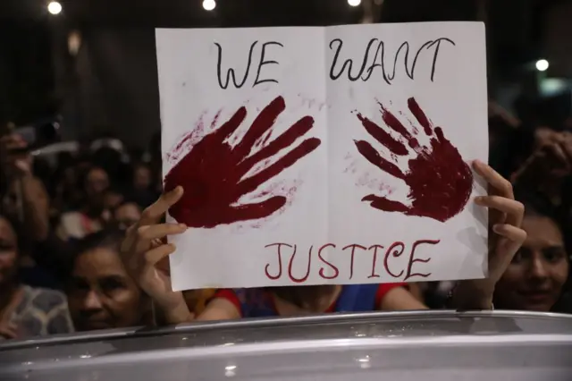 Ma'aikatan lafiya sun fantsama kan tituna suna zanga-zanga bayan fyaɗen da aka yi wa wata ɗaliba likita mai samun horo a asibitin birnin Kolkata