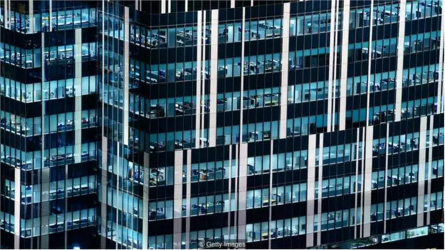 (캡션) 불안한 과잉성취자는 때로는 매우 경쟁적인 환경에서 놓여있을 때, 자신의 가치를 의심하고 이에 대한 보상으로 더 열심히 일을 한다