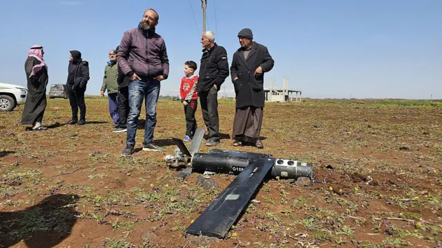 ईरानी ड्रोन की सबसे बड़ी ताकत यही है कि वे सस्ते हैं और आसानी से बनाए जा सकते हैं. तस्वीर में सीरिया के दारा प्रांत में गिरा ईरान का एक ड्रोन