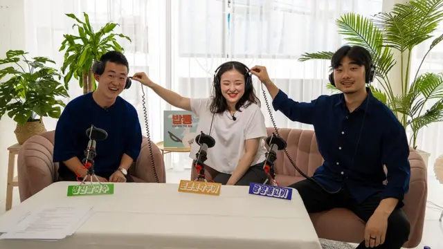 '사부작'은 최근 국제 비정부기구인 리버티 인 노스 코리아(Liberty in North Korea)와 함께 보이는 라디오를 진행했다