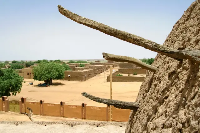 Vu du tombeau des Askia, empereurs de l'empire songhaï, à Gao, au Mali, en Afrique de l'Ouest.