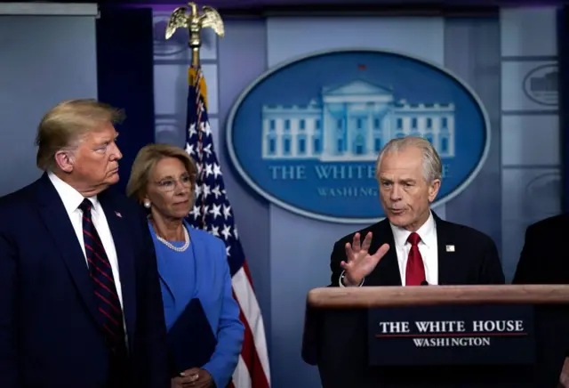 Peter Navarro (bìa phải), cố vấn cấp cao của ông Trump về thương mại và sản xuất, cho rằng một phần ba hàng xuất khẩu từ Việt Nam sang Hoa Kỳ thực chất là sản phẩm Trung Quốc được chuyển qua Việt Nam