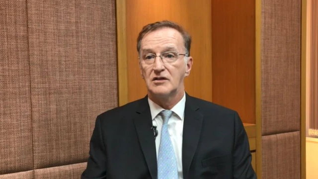 นายทิมโมธี เอ็ม. แชลเรอร์ กงสุลใหญ่ สถานเอกอัครราชทูตสหรัฐอเมริกาประจำประเทศไทย ขอให้ผู้ยื่นคำร้องขอวีซ่าให้ข้อมูลตามความจริง