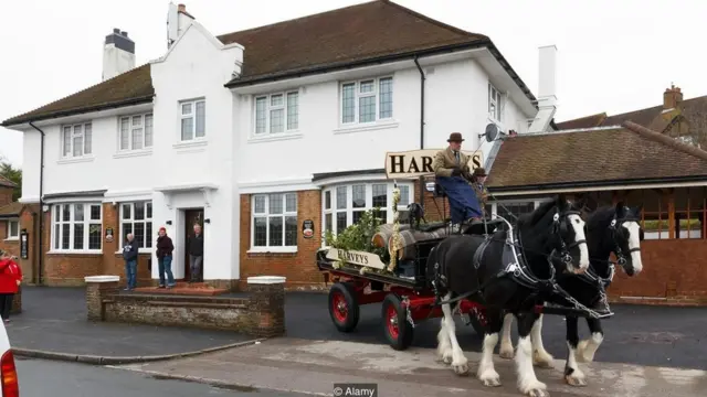 为了庆祝The Bevendean以合作社的形式重新开张，当地人用骏马拖来一桶桶麦芽酒