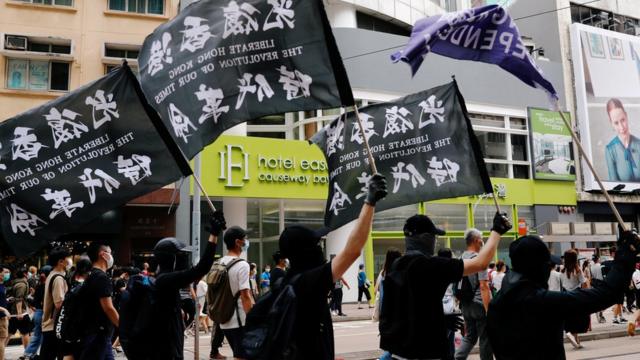 北京政府強調香港《國安法》針對極少數嘗試破壞中國"國家安全"的人，但外界質疑北京當局繞過香港立法會設立《國安法》的做法。