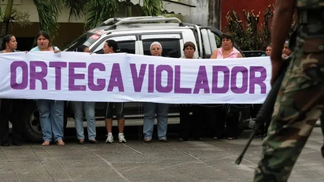 Mujeres con una pancarta que acusa a ortega de violador