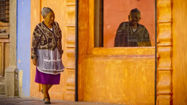 Mulher caminhando na Guatemala