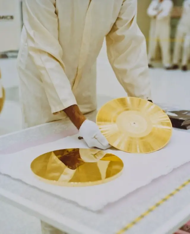 Золотой диск "Звуки Земли" готовят для отправки в космос на борту космического аппарата Voyager