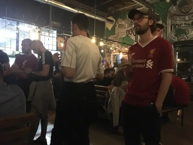 Srpski Skauzeri utakmicu finala Lige šampiona željno iščekuju početak meča protiv Reala iz Madrida. Kutak za gledanje meča za treći pehar ove sezone pronašli su u beogradskoj pivnici Dogma.