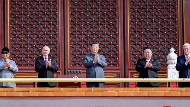 الزعيم الكوري الشمالي كيم جونغ أون والرئيس الروسي فلاديمير بوتن والرئيس الصيني شي جين بينغ خلال حضورهم عرضاً عسكرياً في بكين