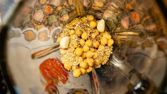 Mengonsumsi pola makan nabati adalah salah satu cara untuk menurunkan emisi dari makanan Anda, dan mengurangi jumlah lahan yang dibutuhkan untuk pertanian