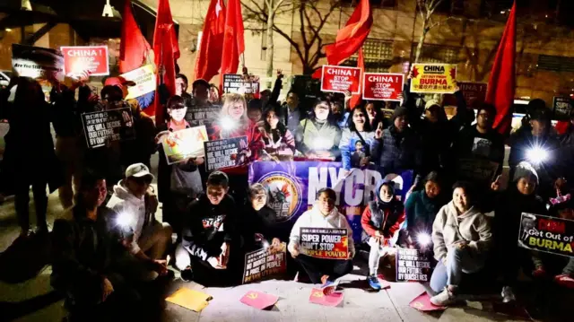 နယူးယောက်မြို့က တရုတ်ကိုယ်စားလှယ်ရုံးရှေ့မှာ မြန်မာတွေဆန္ဒပြနေတဲ့မြင်ကွင်း