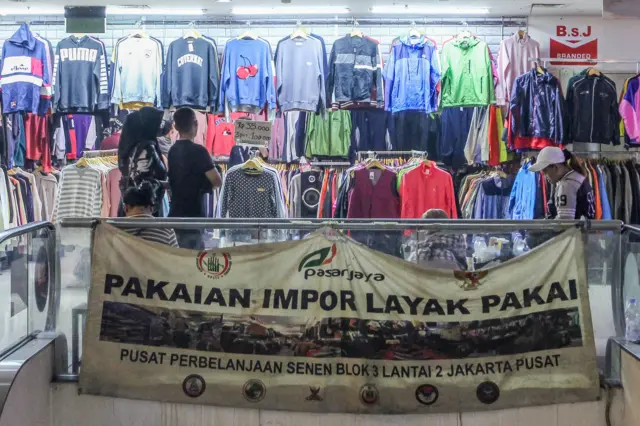 Pasar Senen di Jakarta Pusat merupakan salah satu sentra penjualan pakaian bekas impor
