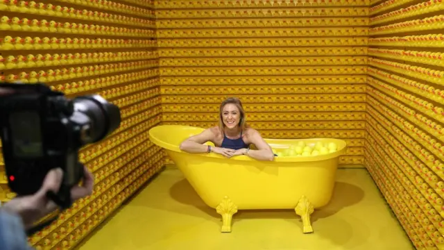 Instagram, yang awalnya diluncurkan sebagai ruang kreatif bagi para fotografer, telah berubah menjadi platform komersial dengan permintaan konten yang nonstop mengalir