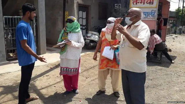 कोरोनासंबंधी कामाचा सर्व्हे करताना फेगडे सर आणि त्यांचे इतर सहकारी