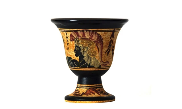 ตัวอย่างของถ้วยไพทากอรัสที่ยังคงหลงเหลือมาจนถึงปัจจุบัน