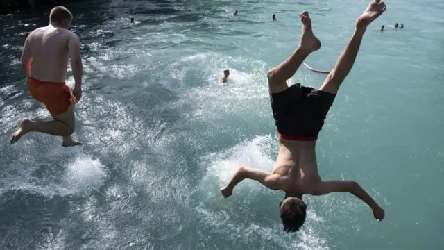 İsveçrənin Aare çayı boyunca insanların sayı da artmaqdadır