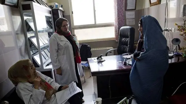 د سینې سرطان درملنه له بېلابېلو لارو کېدای شي.