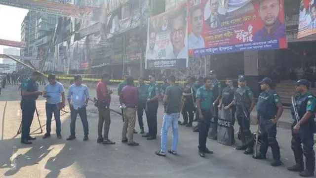 বিএনপির কেন্দ্রীয় কার্যালয়ের সামনে পুলিশের অবস্থান