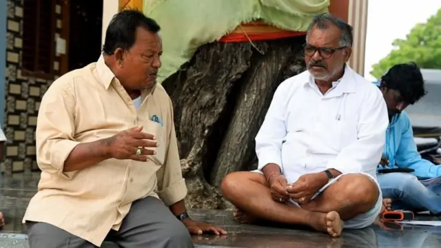 ஹனுமந்தராயுடு (இடது) மற்றும் முத்தியலப்பா (வலது) 