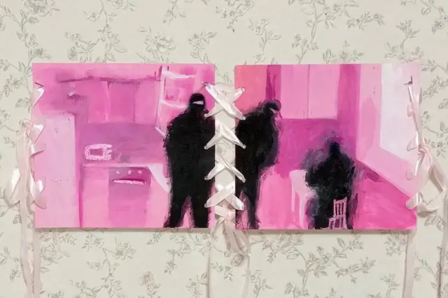 Картина на стене, состоящая из двух частей: на розовом фоне черные фигуры, похожие на силовиков