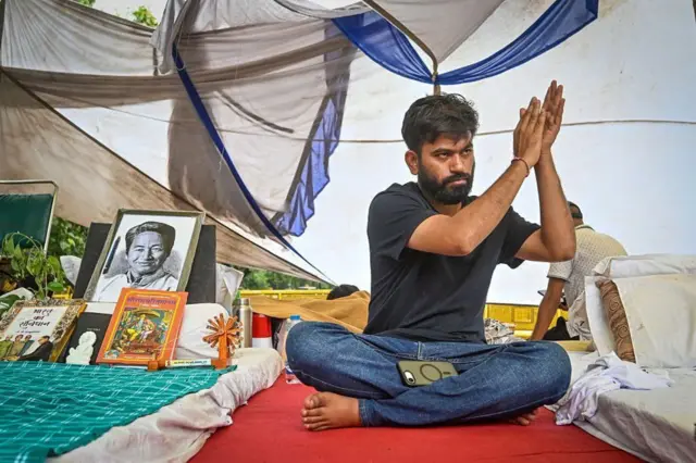 शिक्षामन्त्रीको राजीनामाको माग गर्दै जन्तरमन्तरमा धर्नामा बसेका कक्रोच जनता पार्टीका संस्थापक अभिजित दीप्के