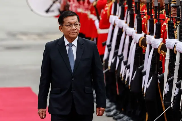ဩဂုတ် ၆ ရက် နဲ့ ၇ ရက် က တရားဝင်ခရီးစဉ်အဖြစ် ထိုင်းနိုင်ငံ၊ ဘန်ကောက်မြို့ကို ရောက်ရှိခဲ့တဲ့ ဦးမင်းအောင်လှိုင်


