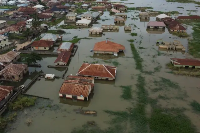 Cette vue aérienne montre des maisons submergées dans le quartier d'Adonkolo, à Lokoja, le 12 octobre 2024. Deux grands fleuves ont débordé dans le centre du Nigeria, provoquant des inondations. 
