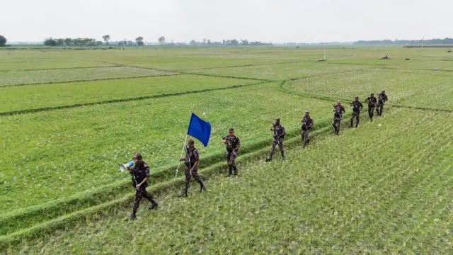 বেনাপোল সীমান্তে বিজিবির মাইকিং ও টহল