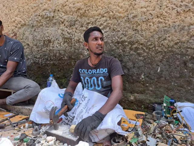 මාලිගාවත්තේ සීය වත්ත ආශ්‍රිතව ජීවත් වන තරුණයෙකු වන සාගර ලක්මාල්ට