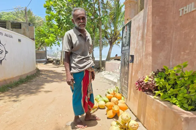 විදේශිකයින් පැමිණෙන හෝටල් සහ ආපනශාලා සඳහා තැඹිලි ආදිය සැපයුම් කරන පුද්ගලයෙක්