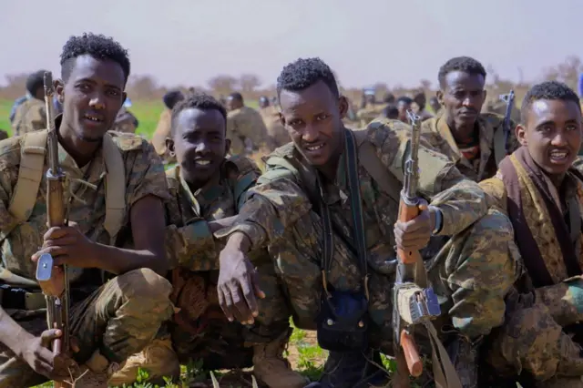 Xotinim va menda uy qurilishi videosi bor.