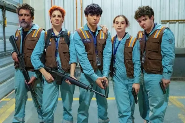 Kevin Tapia, joué par Nicolás Contreras, avec une partie du casting de "Baby Bandito". La série est une production Fabula