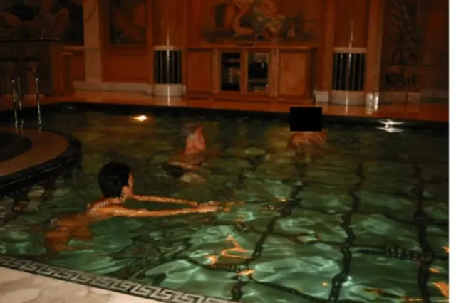 अमेरिका के पूर्व राष्ट्रपति क्लिंटन को स्विमिंग पूल में तैरते हुए देखा गया है.