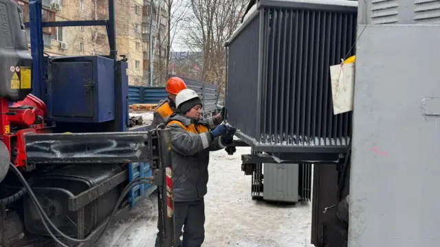 Олександр Йовенко і його бригада працюють весь час на вулиці, гріються чаєм або в своїй машині аварійників