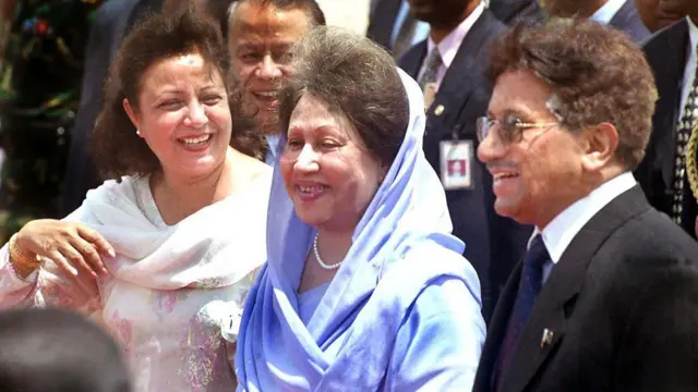 ২০০২ সালের ৩১শে জুলাই ঢাকার তৎকালীন জিয়া আন্তর্জাতিক বিমানবন্দরে এক বিদায়ী অনুষ্ঠানে পাকিস্তানের রাষ্ট্রপতি পারভেজ মোশাররফের সাথে বাংলাদেশের প্রধানমন্ত্রী খালেদা জিয়া। পাশে হাসছেন মোশাররফের স্ত্রী সেহবা। 