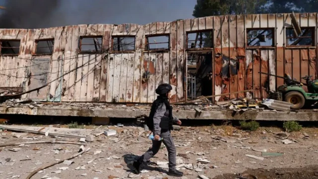 حزب الله د تېر کال له اکتوبر راهیسې پر اسرائیل راکټي بریدونه کوي، چې له کبله یې د کیریات شمونا په ګډون له ځینو اسرائیلي ښارګوټو لسګونه زره کسان بې ځایه شوي دي.