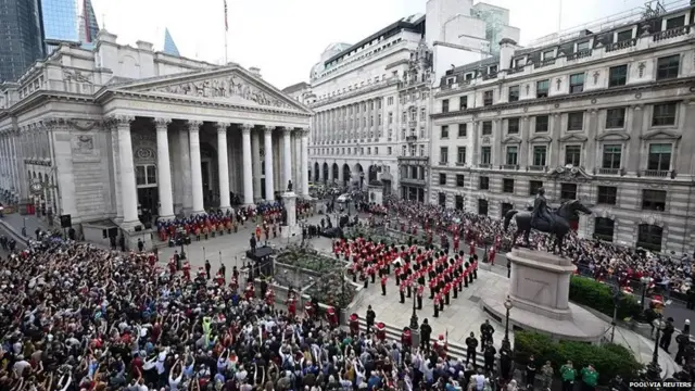 स्टेट ट्रम्पेटर्स ने एक जुलूस का नेतृत्व किया