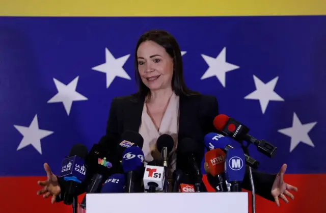 A candidata presidencial eleita pela oposição venezuelana, María Corina Machado, dá uma entrevista coletiva após sua vitória nas eleições primárias da oposição, em Caracas, em 22 de outubro de 2023