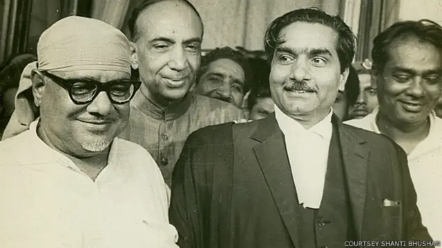 સુપ્રિમ કોર્ટમાંથી સુનાવણી બાદ બહાર આવી રહેલા રાજનારાયણ અને વકીલ શાંતિ ભૂષણ