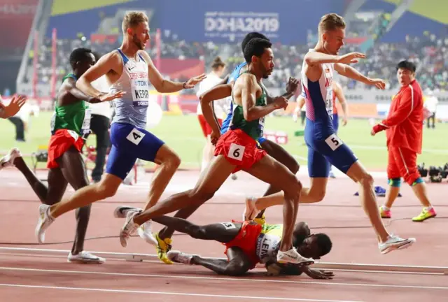Le coureur éthiopien Teddese Lemi, fait une chute lors de la course des championnats du monde d'athlétisme 2019 (Doha).