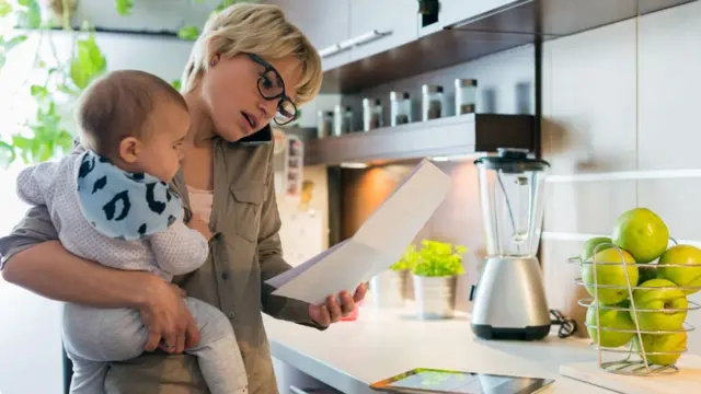 Мама с ребенком и телефоном