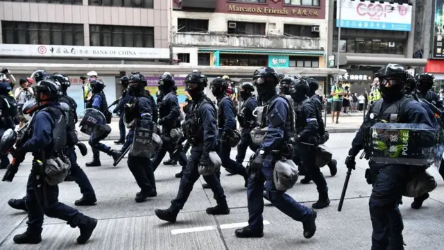 ஹாங்காங் போராட்டம்: சீனாவின் சட்டம் - எதிர்க்கும் மக்கள், கண்ணீர் புகை குண்டுகளை வீசும் போலீஸ்