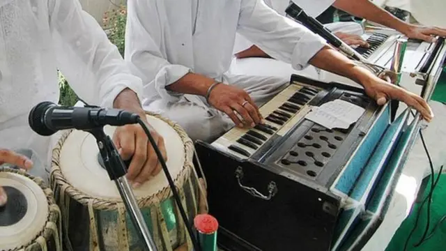 ਮਰਹੂਮ ਇੱਕ ਰਾਗੀ ਜੱਥੇ ਦੇ ਮੈਂਬਰ ਵਜੋਂ ਵਿਦੇਸ਼ ਜਾਂਦੇ ਰਹਿੰਦੇ ਸਨ। ਉਨ੍ਹਾਂ ਨੇ ਵਾਪਸ ਆ ਕੇ ਆਪਣੇ ਆਪ ਨੂੰ 14 ਦਿਨ ਅਲਹਿਦਗੀ ਵਿੱਚ ਨਹੀਂ ਰੱਖਿਆ