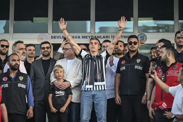 Belçikalı futbolcu Leandro Trossard, taraftarlara el sallıyor