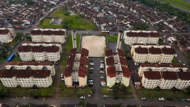 Vista aérea de los complejos habitacionales de Cubatão.