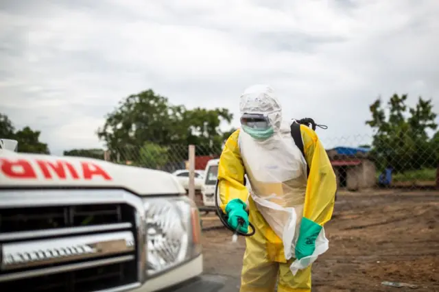 Un trabajador sanitario desinfecta una ambulancia en 2019.
