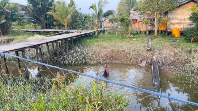 Kampung As, Kampung Atat, Distrik Pulau Tiga, Asmat, Papua Selatan, sungai, perahu tradisional