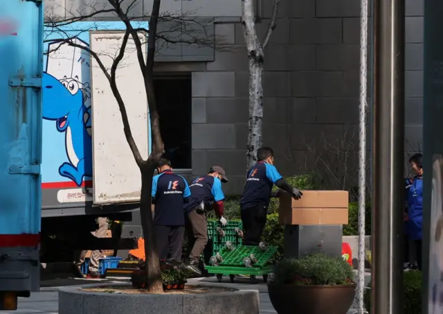 11일 윤석열 전 대통령 사저인 서울 서초구 아크로비스타에 윤 전 대통령의 이삿짐이 옮겨지고 있다
